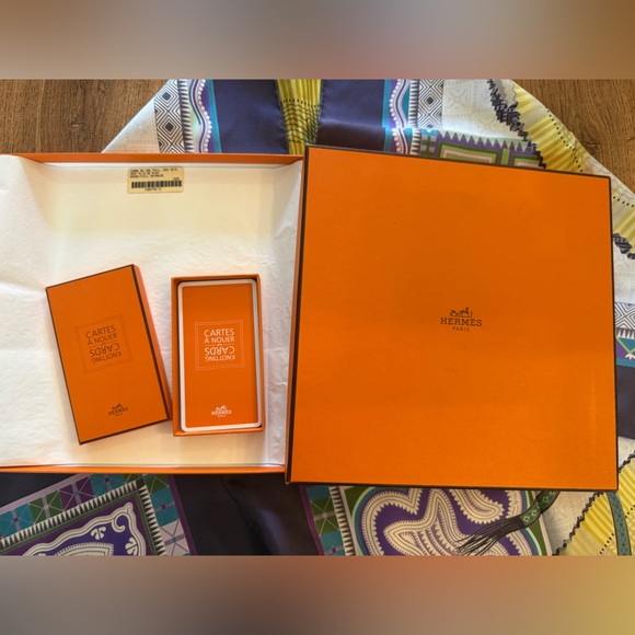 LNWT: Hermes 90 Silk Scarf with box and tag - Picture 10 of 16